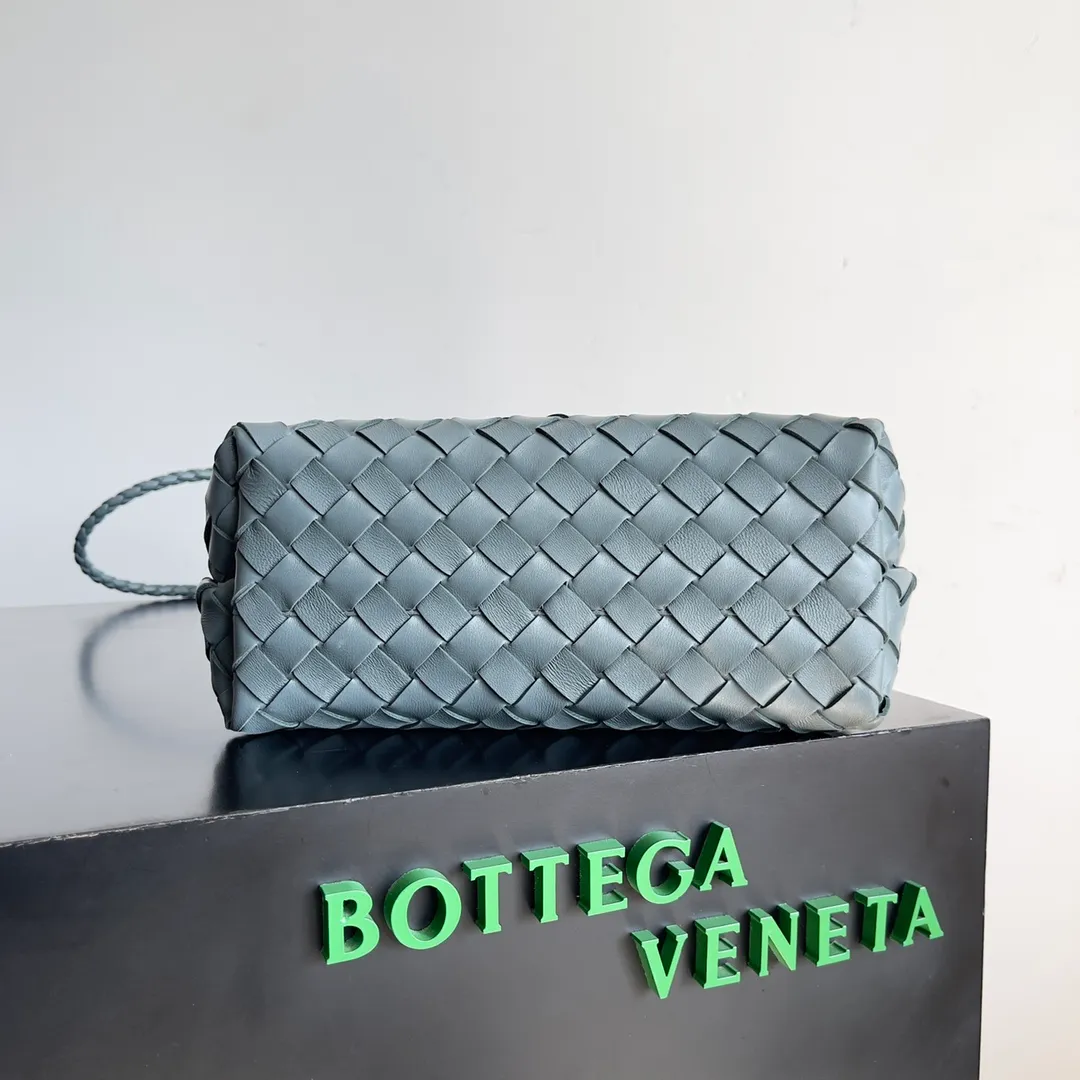 The 2023 new Andiamo batch of 1860 BV has been shipped‼ ️Really popular🔥The new Andiamo woven handbag launched by Bottega Veneta this season is really popular all over the world! ! Celebrities at home and abroad have worn it, and Oscar-winning actress Michelle Yeoh has taken it out on the street. Song Jia, Trai Yara, Yu Feihong, Sanji Ayaka, Rosie Hunting-Whiteley, Yoshioka Riho, etc. have all picked up this bag. It is classic and versatile, showing off its temperament, and the bag capacity is also large, which is very convenient for daily commuting! ! A variety of carrying methods, the shoulder straps can be adjusted by yourself, the original lambskin feels soft and delicate, and the neutral style is made to break gender boundaries and bring a more practical and longer-lasting use experience. Andiamo, which has both elegant and casual styles, perfectly interprets the true appearance of "fashionable old money style". Style number: 743568 Size: 25*22*10.5cm